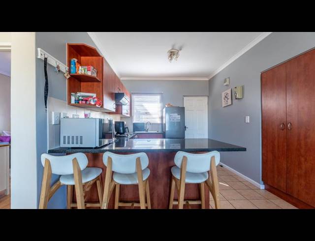 3 BEDROOM APARTMENT FOR SALE IN UITZICHT